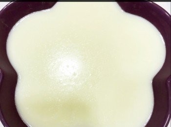 step1: 蛋白加雞湯拂匀，將蛋白液過篩倒入深碟，用保鮮紙蓋面，水滾後落鑊以中大火蒸10分鐘，熄火後焗5分鐘