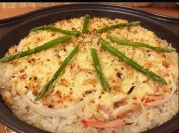 step4: 再按次序放入珍珠米、免治雞肉、蛋黃醬、紫洋蔥、蟹柳棒、蘆筍、芝士。
入焗爐焗15分鐘，完成。