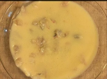 step4: 將蛋白放入一個大碗中，加入鼓油、調味料或雞粉、生粉和糖一起攪勻並打成蛋白漿。然後將蛋白漿加入水撈勻後，再用匙把浮在面的泡泡舀走，慢慢倒在魚片上的碟內，並撒少許蔥絲於蛋白漿面上，再用保鮮紙包好，（亦可以用錫箔紙去包它，但以保鮮紙去包着，可以看到蒸蛋的過程，同時於蒸的時候，以免有蒸氣的水流入），把它放入已準備好了的熱水中隔水蒸15分鐘便可取出。