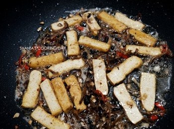 step5: 將豆乾煎至表面金黃，我喜歡有些恰恰的感覺，嚼起來比較有香氣。