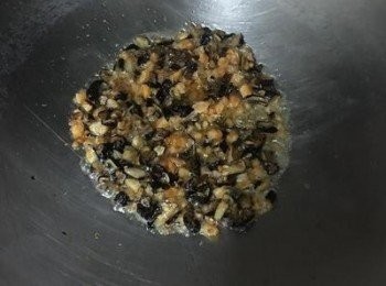 step3: 放入蝦米丁炒香；