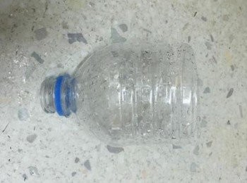 step11: 準備ㄧ個中型的礦泉水瓶，剪成如圖的高度，並準備ㄧ枝筷子。
