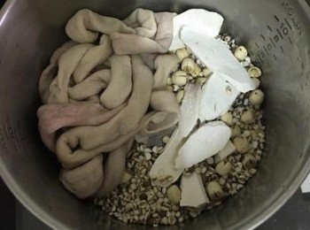 step4: 倒入四神湯藥包，