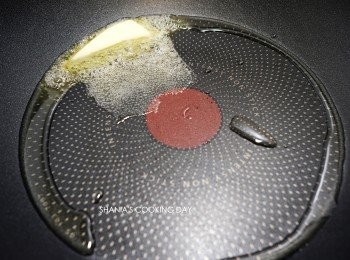 step2: 熱鍋後，倒入橄欖油及奶油融化攪拌均勻。