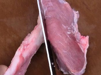 step1: 肥肉部份置底，捉緊一角肥肉，然後刀貼瘦肉邊，切走肥肉部份。