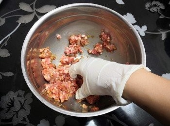 step1: 豬肉加入醃料撈勻（水後下)， 順同一方向攪伴至帶點膠性； 如太乾可下1至2茶匙水分; 最後下麻油攪勻