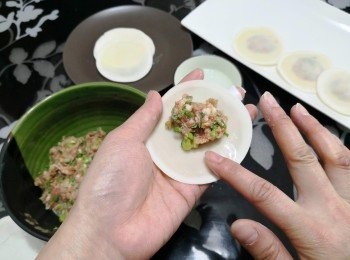 step6: 用手指沾清水塗抹在餃子皮的邊沿