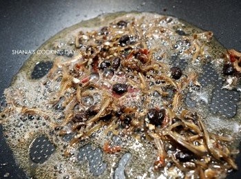 step2: 熱鍋後，倒入豆鼓小魚乾辣椒醬炒熱(不需要再另外加油)。