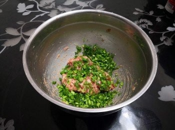 step2: 加入韭菜粒攪勻