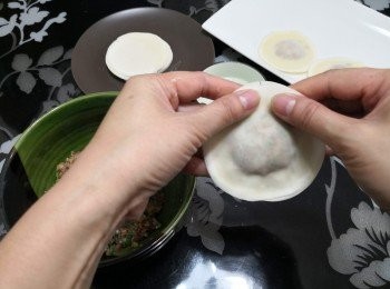 step8: 用手指用力按壓邊成飛碟狀