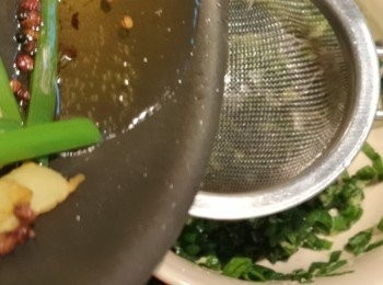 step12: 將熱香油隔渣倒入薑蔥蓉內。