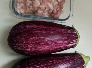 step1: 半肥瘦豬肉先琢成免治肉，再加上醃豬肉調味料醃半小時以上。