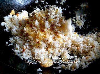 step9: 加入一半蛋液拌勻至每粒飯都沾上蛋液 , 用中火將飯炒至乾身及微黃色後盛起