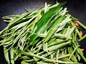 step5: 接下來將葉子的部分放入(因為葉子很快就熟了所以不要跟梗一起放喔)。