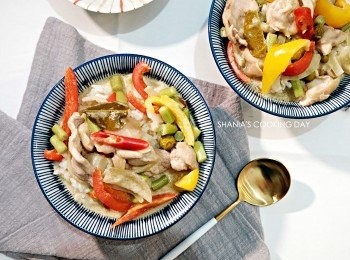 step11: 將熱騰騰的湯汁琳在白飯上，就是一道香濃微辣又下飯的綠咖哩雞肉飯囉。