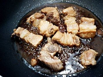 step6: 依序倒入米酒/醬油/醋及水作為調味醬汁。