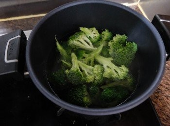 step3: 西蘭花放入加熱的水煮軟撈出備用