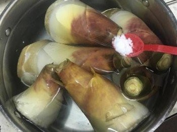 step3: 用大鍋裝冷水，水量要淹沒筍子，放入一匙鹽，