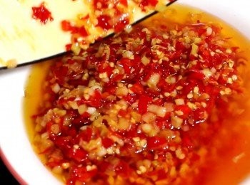 step8: 煮好的辣椒醬先倒至大碗中, 以停止繼續加熱。
待辣椒醬温度降至不燙手, 但仍有餘温的情況下開始裝瓶。這個情況就足以式產生真空的環境, 使辣椒醬可存放更久。
一般來說, 存放室溫三個月是沒問題的。