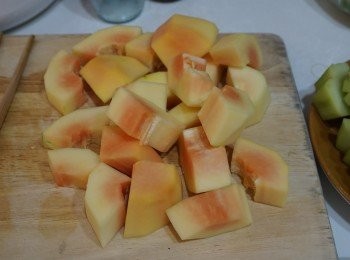 step2: 木瓜切去皮, 挖去核並切成件; 陳皮洗好浸軟