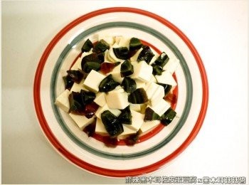 step2: 將嫩豆腐與皮蛋分切成塊狀後，隨意疊放在盤子上。