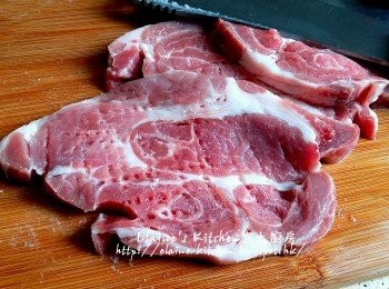 step1: 豬扒用刀背拍一拍鬆兩面