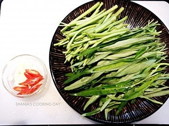 step1: 將以上的材料洗淨切好備用，就可以開始料理囉!