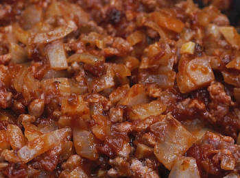 step2: 鍋裡下油，爆香蔥頭、洋蔥，加入牛肉一起翻炒至5成熟，再加入蕃茄醬炒勻。