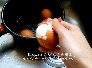 step4: 用水沖洗至涼 , 將雞蛋去殼