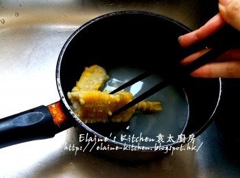 step10: 留起的粟米芯放入煲內加200ml水 , 用中火煮10分鐘後將粟米芯盛起去掉