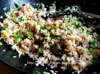 step13: 最後熄火將鹹魚粒及蛋粒回鑊 , 加入蔥粒及少許麻油拌勻即可