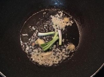 step4: 炒鍋燒熱後放入適量的油，入蒜末、蔥白炒出香味；