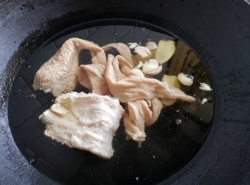 step13: 再重複用醋，蒜頭，薑片，黃酒出第二次水