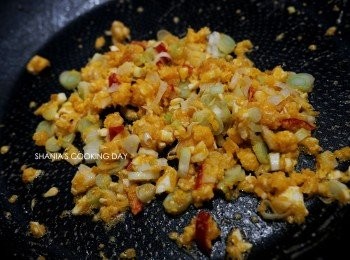 step5: 接著放入蒜末/辣椒/蔥白一起炒香。