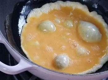 step1: 燒熱油鍋， 先將雞蛋炒熟，壓碎。
