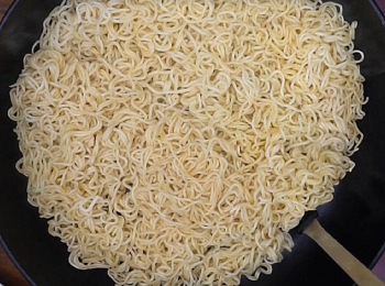 step2: 熱鍋，下油，下即食麵攤平，煎至底部焦脆後翻面。