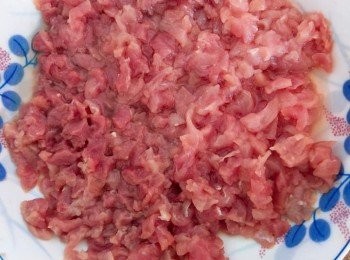 step3: 豬柳肉切成薄條狀，用水，油來醃10-15分鐘備用