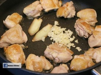step8: 加入蒜蓉和薑片炒勻