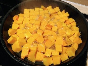 step3: 待水沸起，加入糖及鹽，加蓋，以中火煮5分鐘。
加入日式醬油及味醂，加蓋，以中火煮5分鐘。