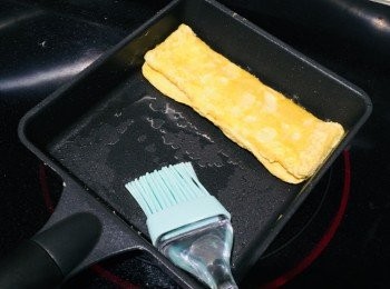step3: 將已熟的蛋翻到一邊，用廚房紙或布掃上油，倒入蛋汁，鋪滿鍋面。