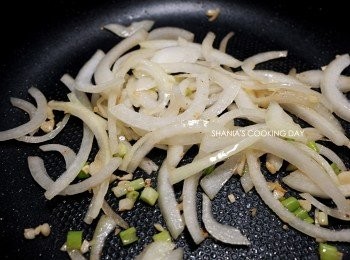step4: 原鍋放入蒜末/蔥白/洋蔥炒出香氣。