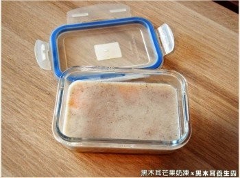 step4: 最後將加熱後的液體倒入玻璃保鮮盒內，待涼後再放入冰箱冷藏至凝固。