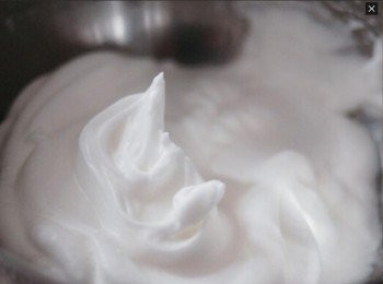 step1: 先用電動打蛋器打發蛋白，有氣泡出現時下糖，繼續打發至挺身，備用 （＊即將碗倒轉而不掉下）