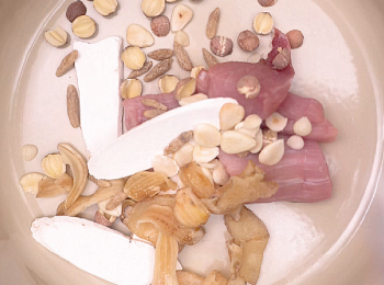 step1: 所有<span class="group_1">食材</span>放入煲內，加清水滾10分鐘，然後轉小火煲1小時即成。