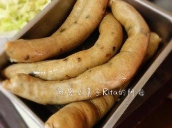step16: 放在容器中放涼；起鍋後的糯米腸顏色會自然變成有醬色喔，放冷後便可食用；
如沒有馬上要吃的話，可以等完全冷卻後用夾鏈袋裝起來放冷凍保存；要吃時事先取下退冰，可以用蒸的15-20分鐘；亦可用鋁箔紙包起來後放入預熱到150度的烤箱慢烤20-30分鐘。