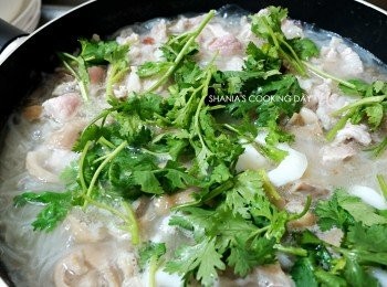 step8: 待湯汁煮滾後，依個人喜好加上香菜(或芹菜)增添顏色及香氣就可完成囉。