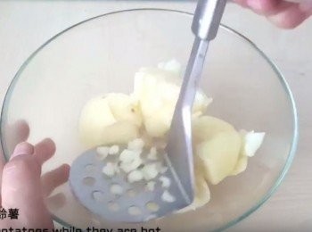 step5: 趁熱壓碎馬鈴薯