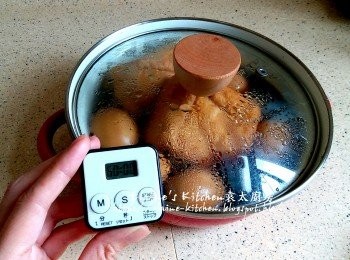 step10: 淋上滷水料至滿 , 蓋上蓋最少焗1小時即可(期間久唔久就反轉另一面繼續浸 , 袁太個日足足浸左6小時先食 , 入晒味呢)