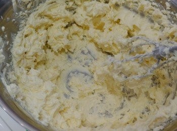 step2: 室溫cream cheese打至鬆軟, 加入糖再打勻