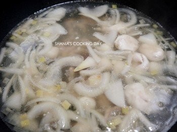 step7: 倒入高湯後以中火煮滾湯汁，再放入魚餃及旗魚丸煮熟。